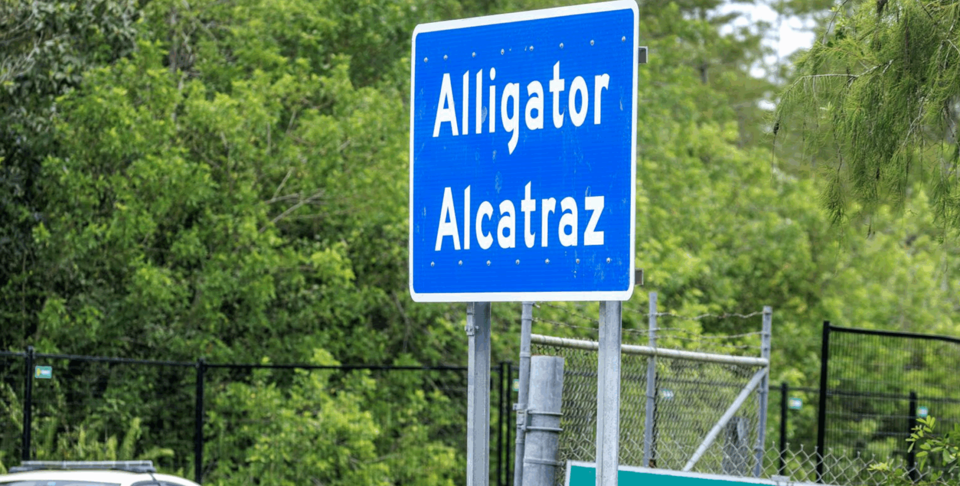 Letrero de entrada al centro “Alligator Alcatraz” en Florida.